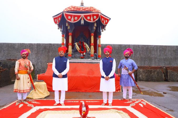 दरवर्षी या सोहळ्यासाठी लोखो शिवभक्त मोठ्या उत्साहात किल्ले रायगडार येतात. यंदा मात्र लॉकडाऊन आणि कोरोनामुळे मोजक्याच मावळ्यांसह हा सोहळा पार पडला. दरवर्षी या सोहळ्यासाठी लोखो शिवभक्त मोठ्या उत्साहात किल्ले रायगडार येतात. यंदा मात्र लॉकडाऊन आणि कोरोनामुळे मोजक्याच मावळ्यांसह हा सोहळा पार पडला.