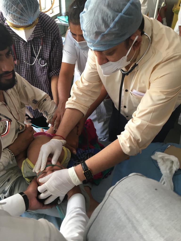 डॉक्टरांच्या अथक प्रयत्नानंतर डोक्यातला कुकर काढण्यात यश आलं आणि सगळ्यांनी सुटकेचा श्वास घेतला. डॉक्टरांच्या अथक प्रयत्नानंतर डोक्यातला कुकर काढण्यात यश आलं आणि सगळ्यांनी सुटकेचा श्वास घेतला.