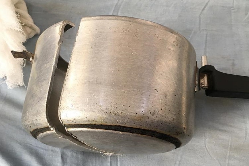 भावनगरमध्ये, हा चिमुकला कुटुंबातील इतर मुलांबरोबर खेळत होता. खेळताना त्याने स्वत: ला लपवण्यासाठी कुकर डोक्यात घालण्याचा प्रयत्न केला. पण त्यानंतर तो डोक्यातच अडकला. भावनगरमध्ये, हा चिमुकला कुटुंबातील इतर मुलांबरोबर खेळत होता. खेळताना त्याने स्वत: ला लपवण्यासाठी कुकर डोक्यात घालण्याचा प्रयत्न केला. पण त्यानंतर तो डोक्यातच अडकला.