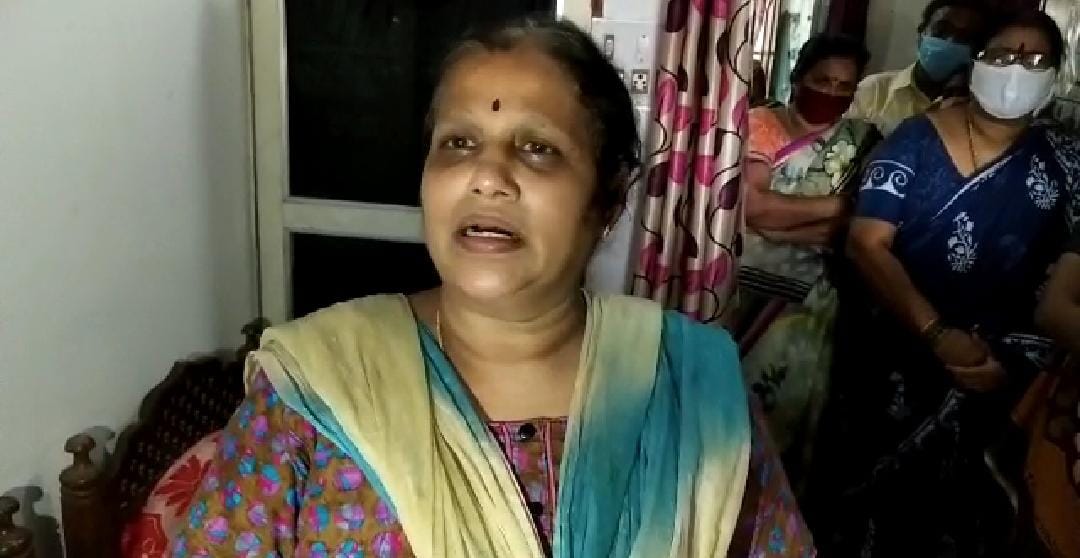 मुलाने देशासाठी आपल्या प्राणाचे बलिदान दिले, मला त्याचा अभिमान आहे; अशी भावना तेलंगणात राहणारे कर्नल संतोष यांच्या आईने व्यक्त केली. मुलाने देशासाठी आपल्या प्राणाचे बलिदान दिले, मला त्याचा अभिमान आहे; अशी भावना तेलंगणात राहणारे कर्नल संतोष यांच्या आईने व्यक्त केली.