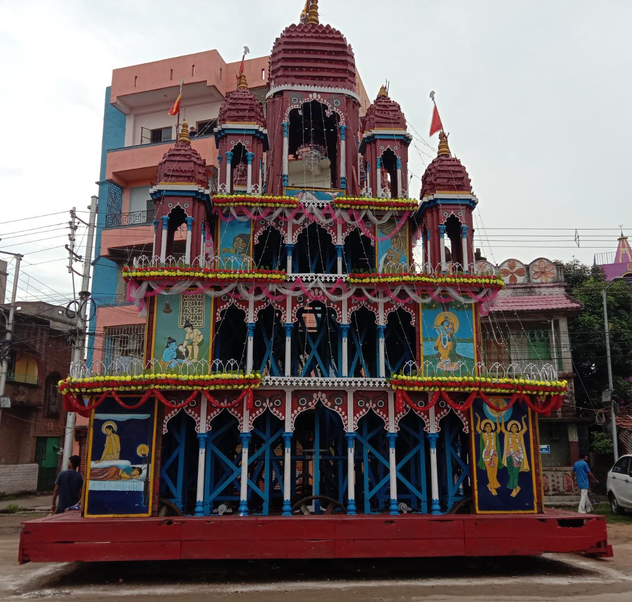 सुरुवातील सुप्रीम कोर्टाने परवानगी दिली नव्हती पण त्यानंतर आदेश बदलून कोरोना साथीचा (Covid-19 Pandemic) वाढता प्रकोप पाहता भाविक या रथयात्रेमध्ये भाग घेऊ शकणार नाहीत असं कोर्टानं म्हटलं आहे. त्यानुसार कमी लोकांमध्ये यात्रेची तयारी सुरू करण्यात आली. तुम्ही फोटोमध्ये पाहू शकता कशा प्रकारे नियमांचं पालन केलं गेलं आहे. सुरुवातील सुप्रीम कोर्टाने परवानगी दिली नव्हती पण त्यानंतर आदेश बदलून कोरोना साथीचा (Covid-19 Pandemic) वाढता प्रकोप पाहता भाविक या रथयात्रेमध्ये भाग घेऊ शकणार नाहीत असं कोर्टानं म्हटलं आहे. त्यानुसार कमी लोकांमध्ये यात्रेची तयारी सुरू करण्यात आली. तुम्ही फोटोमध्ये पाहू शकता कशा प्रकारे नियमांचं पालन केलं गेलं आहे.