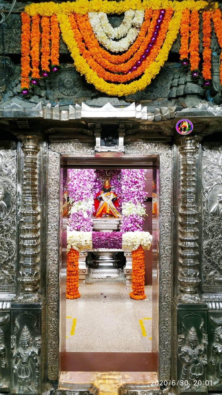 सावळ्या विठुरायाचं आणि तशाच देखण्या विटेवरच्या रखुमाईचं या वर्षीच्या वारीसाठी सजलेलं रूप जवळून पाहण्यासाठी खाली फोटो स्क्रोल करा. सावळ्या विठुरायाचं आणि तशाच देखण्या विटेवरच्या रखुमाईचं या वर्षीच्या वारीसाठी सजलेलं रूप जवळून पाहण्यासाठी खाली फोटो स्क्रोल करा.