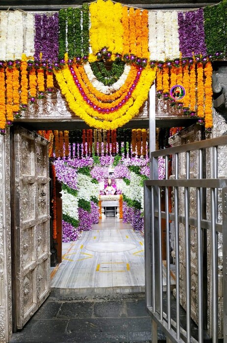 700 वर्षांच्या इतिहासात यंदा पहिल्यांदाच एसटीतून माउलींच्या पादुका पंढरीत दाखल झाल्या.