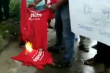 टी-शर्ट जाळून Zomato च्या कर्मचाऱ्यांनी दिला राजीनामा, वाचा नेमकं काय आहे प्रकरण टी-शर्ट जाळून Zomato च्या कर्मचाऱ्यांनी दिला राजीनामा, वाचा नेमकं काय आहे प्रकरण