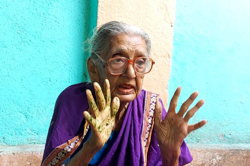 109 वर्षांच्या आजीबाईंनी कोरोनाविरोधात बांधला चंग, काम पाहून तुम्ही व्हाल दंग!