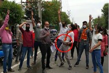 हे प्या! ABVPच्या कार्यकर्त्यांनी रक्तच काढून प्लेट दिली अधिकाऱ्यांच्या हातात
