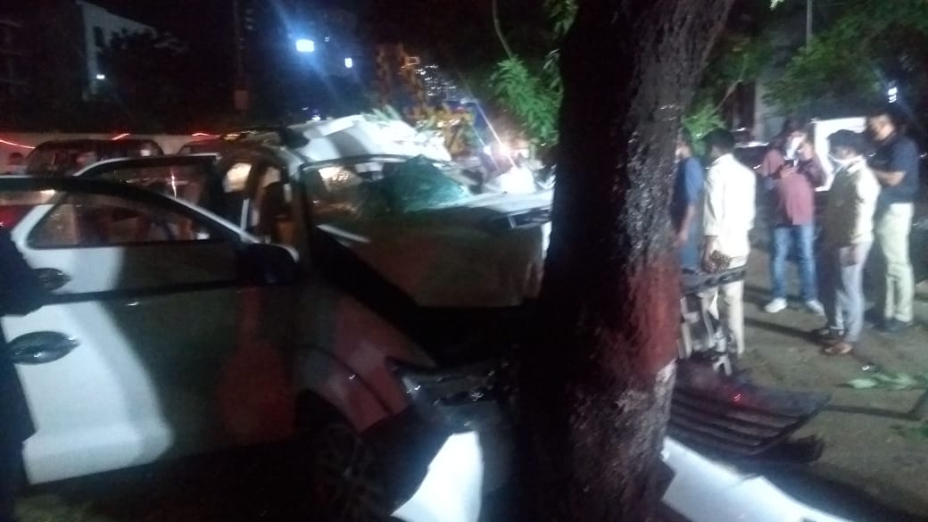 कोरोनाच्या महामारीमध्ये मुंबईत एक भीषण अपघात झाला आहे. या अपघातामध्ये एका महिला मृत्यू झाला असल्याची माहिती देण्यात आली आहे. कोरोनाच्या महामारीमध्ये मुंबईत एक भीषण अपघात झाला आहे. या अपघातामध्ये एका महिला मृत्यू झाला असल्याची माहिती देण्यात आली आहे.