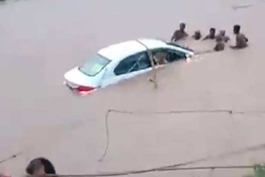 धक्कादायक! वधू-वराची कार नदीत गेली वाहून, संसार थाटण्याआधीच...