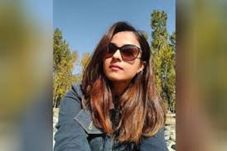 सुशांतच्या आत्नहत्येपूर्वी त्याची एक्स मॅनेजर दिशा सलियन हिने मुंबईत 12 व्या मजल्यावरुन उडी मारुन आत्महत्या केली होती. ती आपल्या साखरपुड्यानंतर आपल्या जोडीदारासह मालाडला राहत होती सुशांतच्या आत्नहत्येपूर्वी त्याची एक्स मॅनेजर दिशा सलियन हिने मुंबईत 12 व्या मजल्यावरुन उडी मारुन आत्महत्या केली होती. ती आपल्या साखरपुड्यानंतर आपल्या जोडीदारासह मालाडला राहत होती