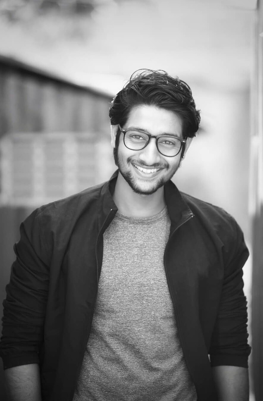 नुकतेच आकाशनं त्याच्या इस्टाग्रामवर काही फोटो शेअर केले आहेत. ज्यात त्याच्यसोबत एक मुलगी दिसत आहे. नुकतेच आकाशनं त्याच्या इस्टाग्रामवर काही फोटो शेअर केले आहेत. ज्यात त्याच्यसोबत एक मुलगी दिसत आहे.