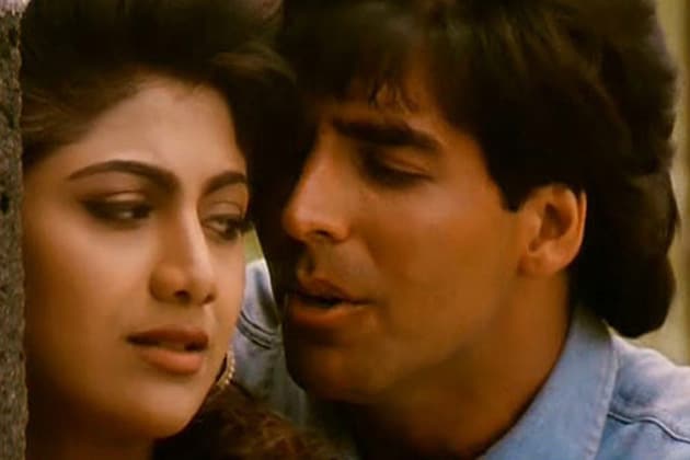 शिल्पा आणि अक्षयची पहिली भेट 1994 मध्ये ‘मैं खिलाडी तू अनाड़ी’च्या सेटवर झाली. 1997 मध्ये ‘जानवर’ सिनेमाच्या शूटिंग दरम्यान या दोघांमध्ये जवळीक वाढली. शिल्पा आणि अक्षयची पहिली भेट 1994 मध्ये ‘मैं खिलाडी तू अनाड़ी’च्या सेटवर झाली. 1997 मध्ये ‘जानवर’ सिनेमाच्या शूटिंग दरम्यान या दोघांमध्ये जवळीक वाढली.