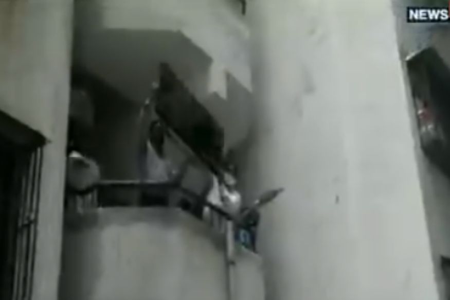 VIDEO : चिनी वस्तू नको म्हणजे नकोच! पहिल्या मजल्यावरुन फेकून दिला TV आणि…