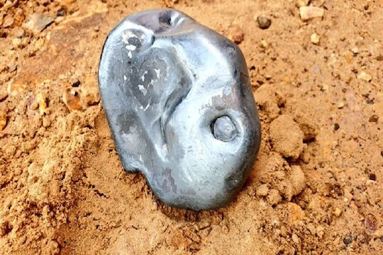 आकाशातून पडली रहस्यमयी वस्तू; लोक म्हणाले, 'हा एलियनचा मास्क'
