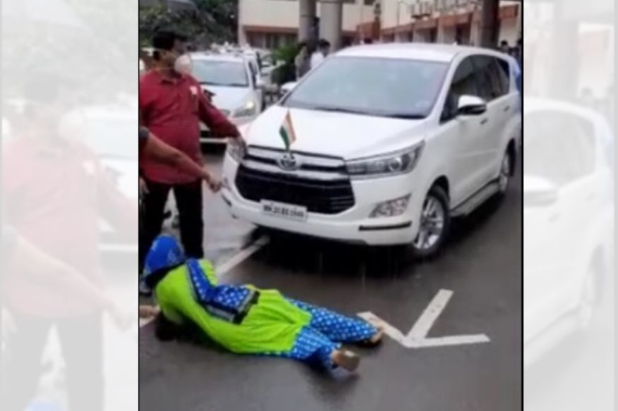 VIDEO: उद्योग मंत्र्यांच्या गाडीसमोरच महिलेचा आत्महत्येचा प्रयत्न, औरंगाबादमधल्या घटनेने खळबळ