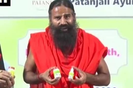 कोरोनावर औषधाचा दावा करणाऱ्या बाबा रामदेवांना दणका, डॉक्टराने गाठले पोलीस स्टेशन!