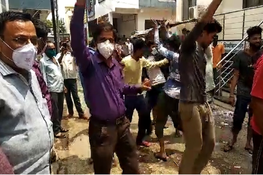 इतर देशांपेक्षा Corona चा मृत्यूदर आपल्याकडे कमी; भारतातली गर्दीनेच वाढली प्रतिकारशक्ती - AIIMS संचालक