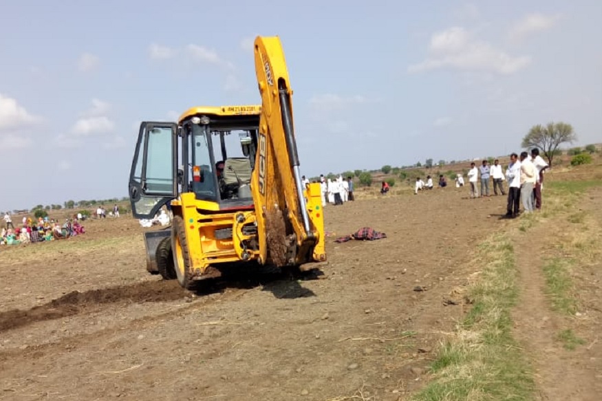 शेतात झोपलेल्या बाप-लेकाच्या अंगावर गेला जेसीबी, डोळ्यांदेखत वडिलांनी गमावला जीव