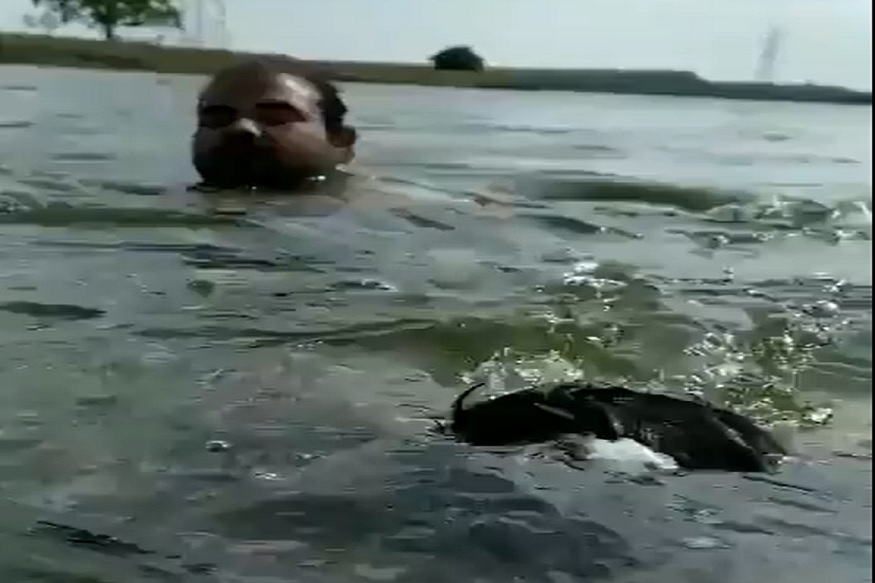 VIDEO : नदीत अंघोळ करताना मगरीनं केला हल्ला, मित्रानं असा वाचवला जीव