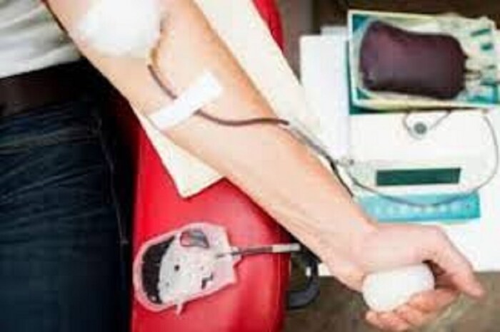 रक्तदानामुळे कॅलरीज बर्न होतात आणि परिणाम वजन घटण्यास मदत होते.