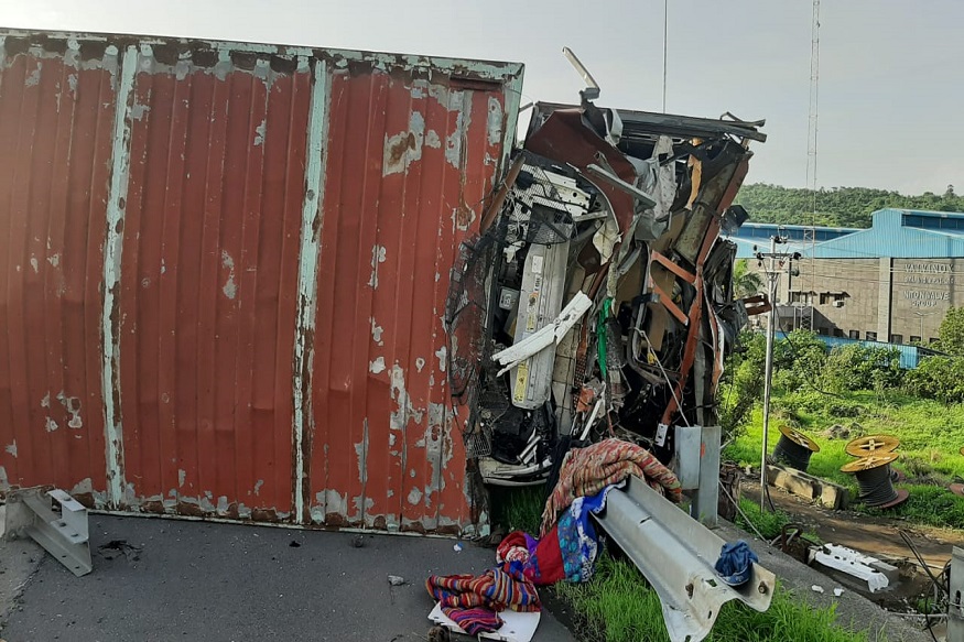 मुंबई-पुणे हायवेवर भरधाव ट्रेलरची स्विफ्ट आणि टेम्पोला धडक, दोन जण जागीच ठार