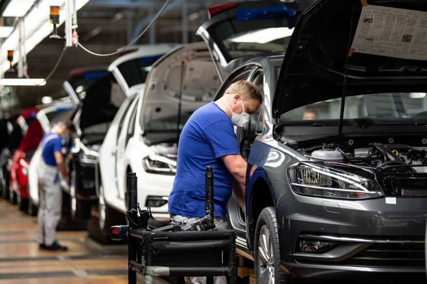 युरोपमधील सर्वात मोठी कार फॅक्टरी Volkswagen पुन्हा सुरू झाली. ही फॅक्टरी जर्मनीत आहे. तिथं काम करणाऱ्या कर्मचाऱ्यांनीही मास्क आणि हँड ग्लोव्हज घातल्याचं दिसतं आहे. (फोटो - रॉयटर्स) युरोपमधील सर्वात मोठी कार फॅक्टरी Volkswagen पुन्हा सुरू झाली. ही फॅक्टरी जर्मनीत आहे. तिथं काम करणाऱ्या कर्मचाऱ्यांनीही मास्क आणि हँड ग्लोव्हज घातल्याचं दिसतं आहे. (फोटो - रॉयटर्स)