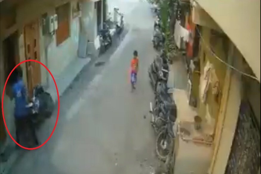 CCTV VIDEO : लेकासोबत क्रिकेट खेळतानाच आला हार्ट अटॅक, रस्त्यावरच पडले बाबा आणि...
