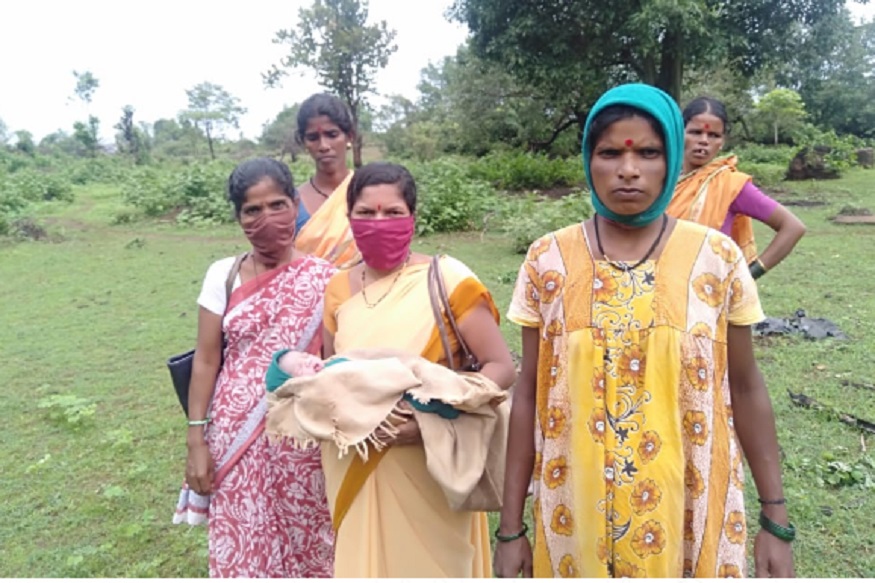 धक्कादायक! गर्भवती महिलेला खांद्यावरून नेण्याची वेळ, जंगलात वाटेतच झाली प्रसूती