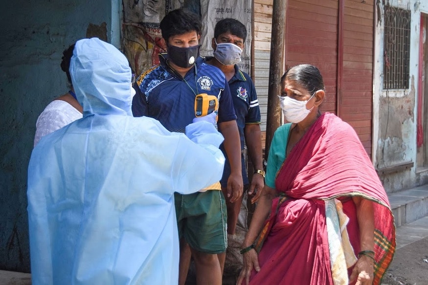 कोरोना टिपेवर असताना माध्यमांमुळे लोकांमध्ये भितीचं वातावरण निर्माण झालं होतं. त्यामुळे लोक सुरक्षा नियमांचं पालन सक्तीने करत होते. कोरोना टिपेवर असताना माध्यमांमुळे लोकांमध्ये भितीचं वातावरण निर्माण झालं होतं. त्यामुळे लोक सुरक्षा नियमांचं पालन सक्तीने करत होते.