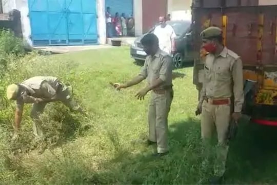 लज्जास्पद! भररस्त्यात गळा चिरुन पत्नीची केली हत्या, जमाव VIDEO करीत विचारत होता हा प्रश्न