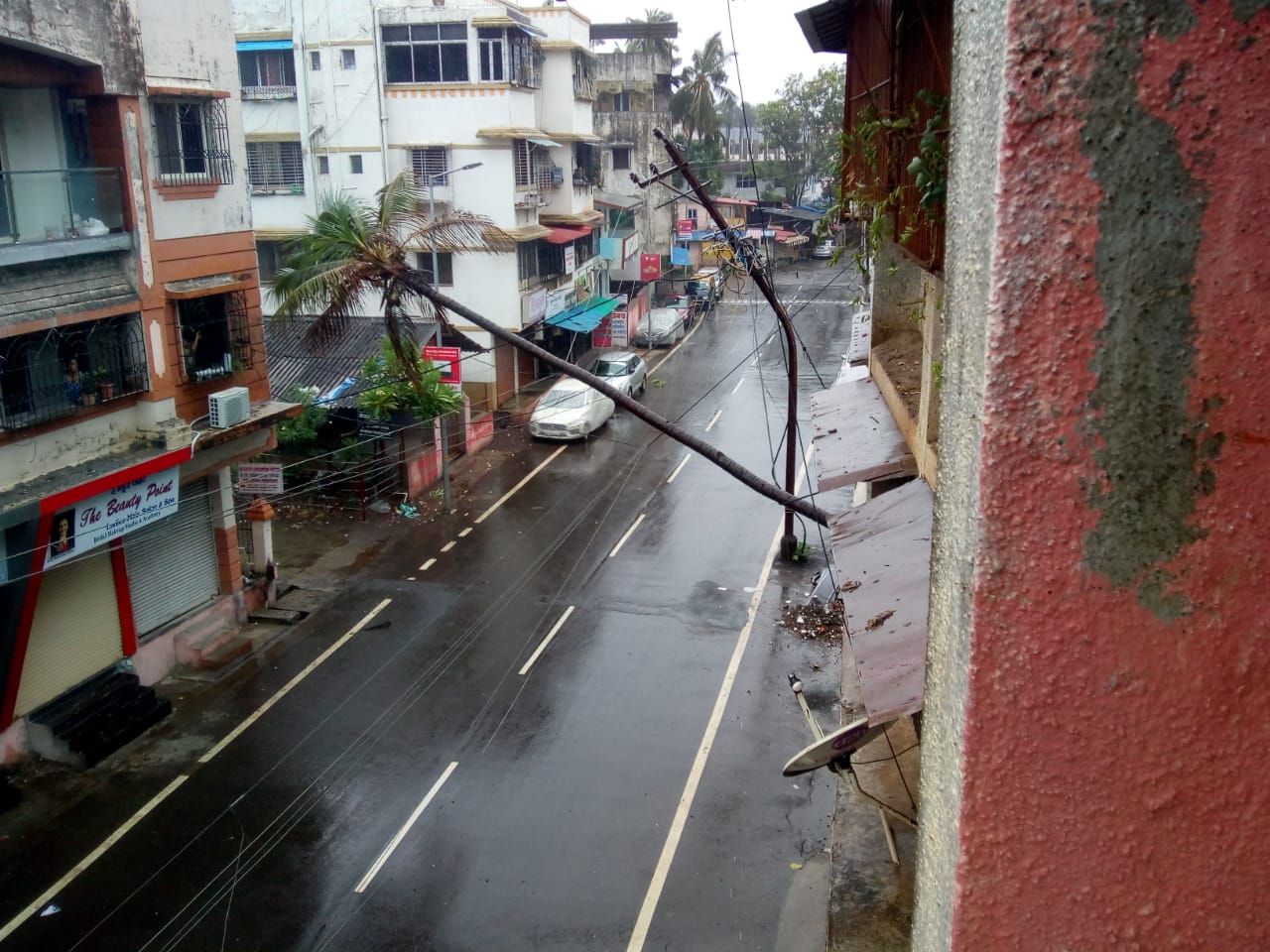 चक्रीवादळानं मुंबईचं आर्थिक कंबरडं मोडलं, या शहरात झालं तब्बल सव्वा कोटीचं नुकसान