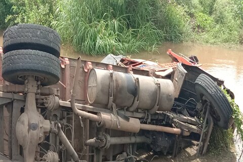 गाडीचा समोरासमोर अपघात होऊन साखरेने भरलेल्या दहा चाकी ट्रक रस्त्याच्या बाजूला असलेल्या ओढ्यामध्ये जाऊन पलटी झाला.