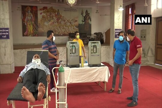 धोका वाढला: मुंबईत सोसायटीने तयार केले ICU बेड्स, तर दिल्लीत घेतली ऑक्सिजन मशिन्स