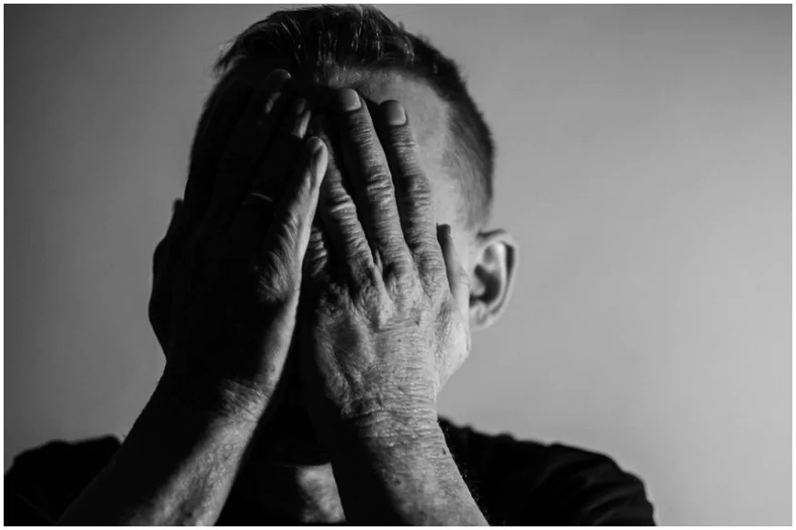 फोटोग्राफरच्या नातेवाईकांनी सांगितले की, तो लग्नसमारंभात फोटोग्राफीचे काम करीत होता..त्याला टीबीचाही त्रास होता..त्याची मानसिक अवस्था ठीक नव्हती.