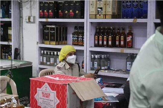 धक्कादायक! महिला अधिकाऱ्यांकडून केली दारूविक्री, दुकानांबाहेर लागल्या लांबच-लांब रांगा
