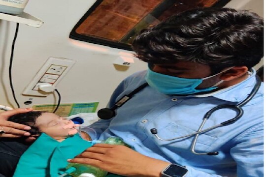 5 दिवसांच्या मुलाच्या हार्ट सर्जरीसाठी पसरले हात, गरीब बापावर ओढावली दुर्दैवी वेळ