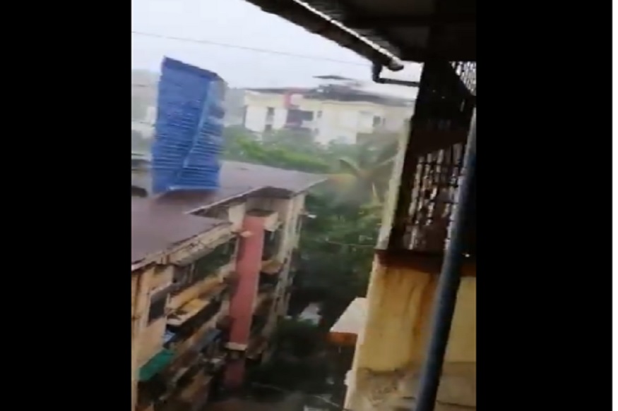 ...आणि बघता बघता अख्खं लोखंडी होर्डिंग वाऱ्याने उडवलं; डोंबिवलीचे VIDEO VIRAL