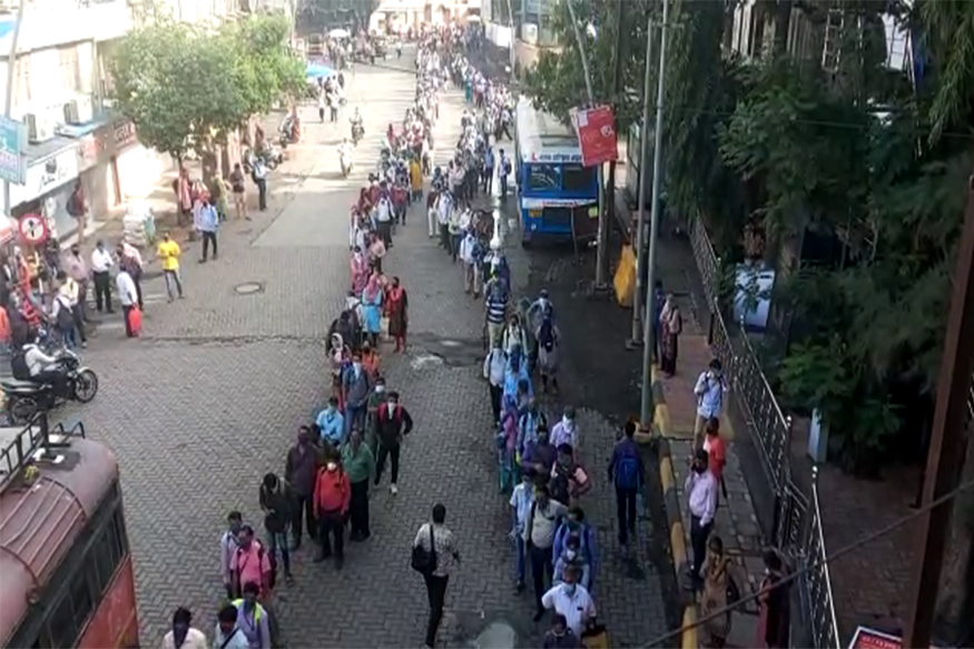 UNLOCK च्या पहिल्याच दिवशी डोंबिवलीत नोकरदारांचे हाल, बससाठी रांगाच रांगा!