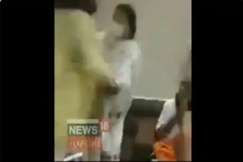 कृष्णकथेतल्या एका उल्लेखावरून मोरारी बापू या प्रवचनकारांवर टीका होत होती. माफी मागण्याच्या उद्देशानेच ते द्वारकाधीशाच्या मंदिरात आले होते. 