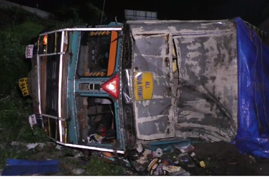 मुंबई-पुणे एक्स्प्रेस वेवर भीषण अपघात; भरधाव कंटेनर ट्रक उलटला, 2 जण गंभीर जखमी