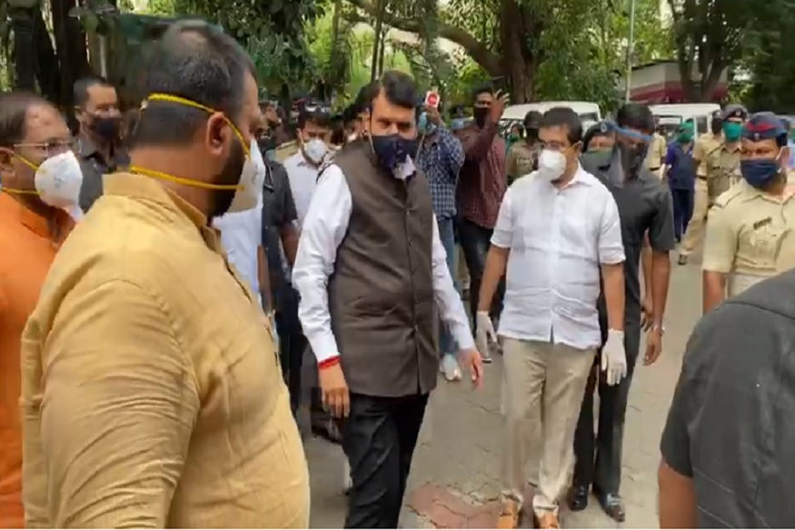 VIDEO: पिंपरीमध्ये रुग्णालयात आढावा घेण्यासाठी देवेंद्र फडणवीस दाखल, कार्यकर्त्यांच्या गर्दीमुळे सोशल डिस्टंसिंगचा फज्जा