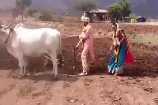 शेतकरी बापाला असा सलाम कोणीच केला नसेल, या फोटोमागच्या लेकीची कहाणी उर भरून आणेल