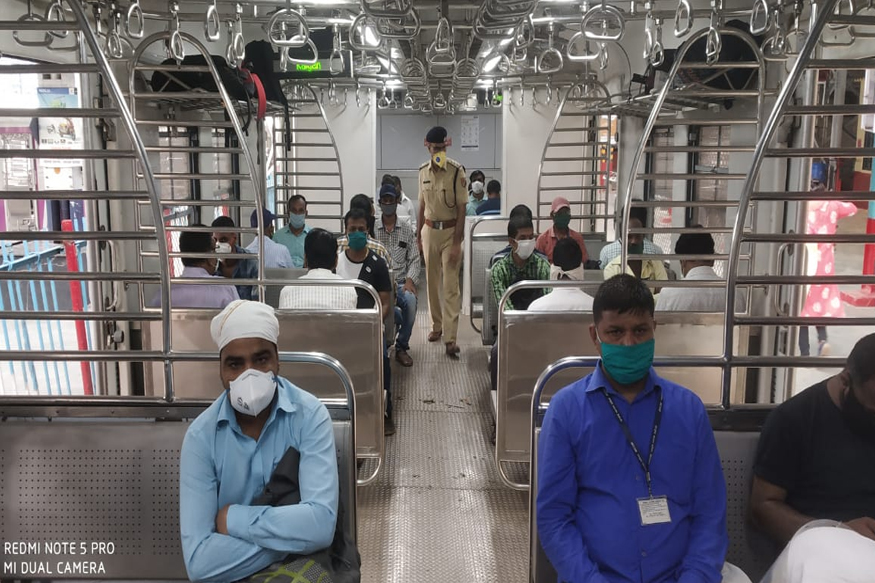 अखेर मुंबई लोकल सुरू झाली, रेल्वे मंत्र्यांनी केलं जाहीर