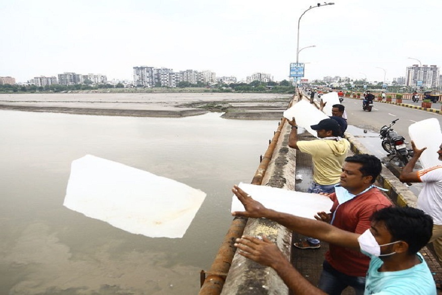 आता हद्द झाली! कोरोनाचा प्रकोप टाळण्यासाठी लोक नदीत टाकताहेत रोज 500 किलो बर्फ