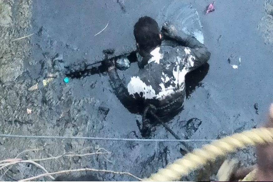 'पाणी दा रंग वेख के', गिटार वाजवता वाजवता तरुण पडला गटारात, पाहा हा VIDEO