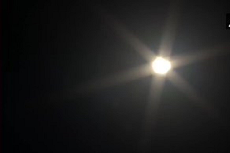 सूर्यग्रहणाचं हे मनमोहक दृश्यं आहे हरयाणातील कुरूक्षेत्रमधील. चंद्राने झाकलेल्या सूर्याची किरणं आकाशात चहूबाजूंनी विखुरली. अंधारातील हा प्रकाश खूपच सुंदर वाटतो आहे. (फोटो - ANI) सूर्यग्रहणाचं हे मनमोहक दृश्यं आहे हरयाणातील कुरूक्षेत्रमधील. चंद्राने झाकलेल्या सूर्याची किरणं आकाशात चहूबाजूंनी विखुरली. अंधारातील हा प्रकाश खूपच सुंदर वाटतो आहे. (फोटो - ANI)