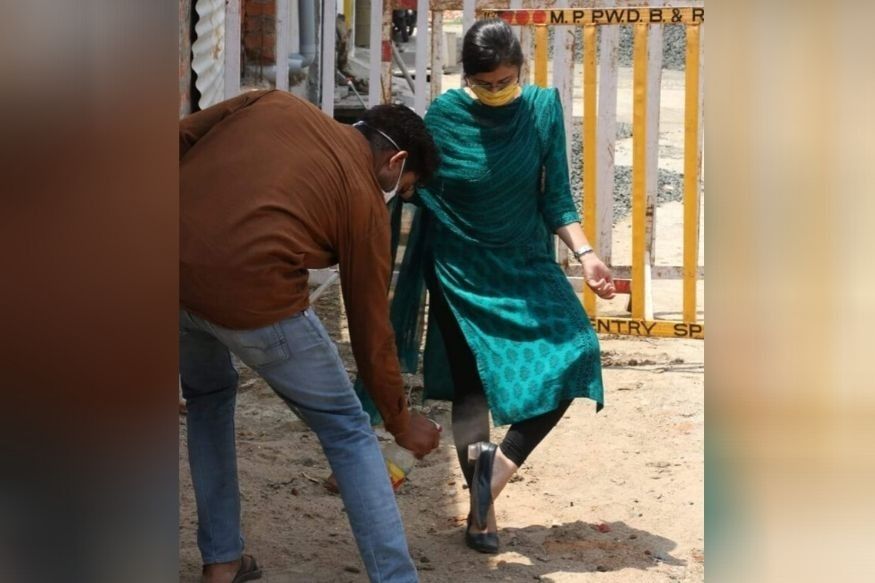 नायब तहसीलदार शिवांगी खरे यांनी ड्रायव्हरकडून चप्पलही करुन घेतली सॅनिटाईज