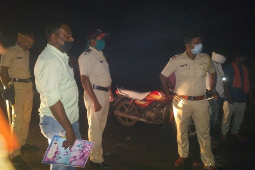 दोन गटात तुफान राडा, तरुणाच्या डोक्यात घातला दगड; दुचाकी पेटवली