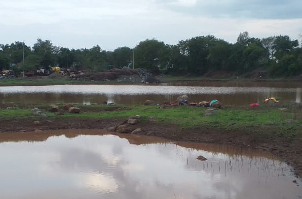 खेळता खेळता पाझर तलावाकडे वळले पाय, एकाच कुटुंबातील पाच मुलींचा बुडून मृत्यू