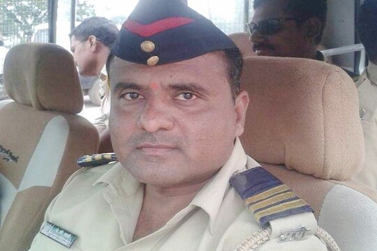 पोलिस दलात खळबळ! कर्तव्यावर असलेल्या कॉन्स्टेबलची हनुवटीत गोळी झाडून आत्महत्या