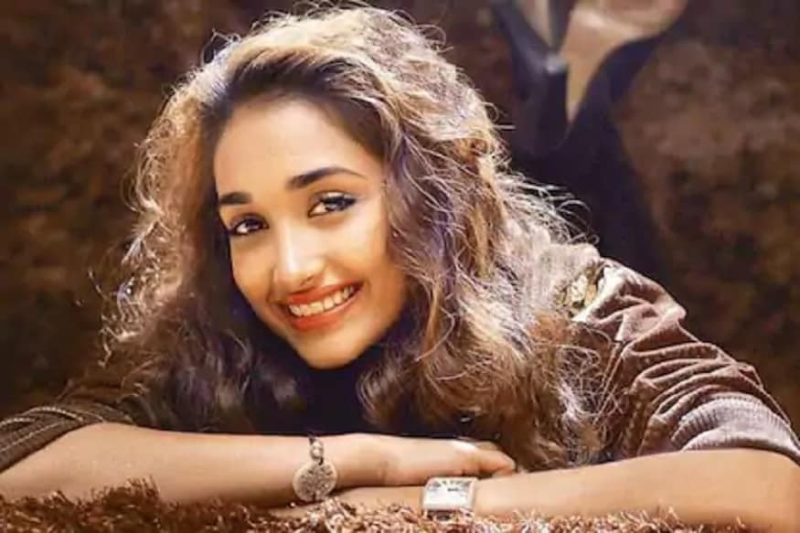 2013मध्ये बॉलिवूड अभिनेत्री जिया खानने तिच्या मुंबईतील घरात आत्महत्या केली. अवघ्या 25 वर्षीय जियाने जेव्हा हे पाऊल उचलले तेव्हा ती गर्भवती होती. या प्रकरणात अभिनेता आदित्य पंचोली यांचा मुलगा सूरज पंचोली यांचे नाव समोर आलं होतं. जिया खानने निशब्द, हाऊसफुल, गजनी यासारख्या चित्रपटांमध्ये काम केले होते. 2013मध्ये बॉलिवूड अभिनेत्री जिया खानने तिच्या मुंबईतील घरात आत्महत्या केली. अवघ्या 25 वर्षीय जियाने जेव्हा हे पाऊल उचलले तेव्हा ती गर्भवती होती. या प्रकरणात अभिनेता आदित्य पंचोली यांचा मुलगा सूरज पंचोली यांचे नाव समोर आलं होतं. जिया खानने निशब्द, हाऊसफुल, गजनी यासारख्या चित्रपटांमध्ये काम केले होते.